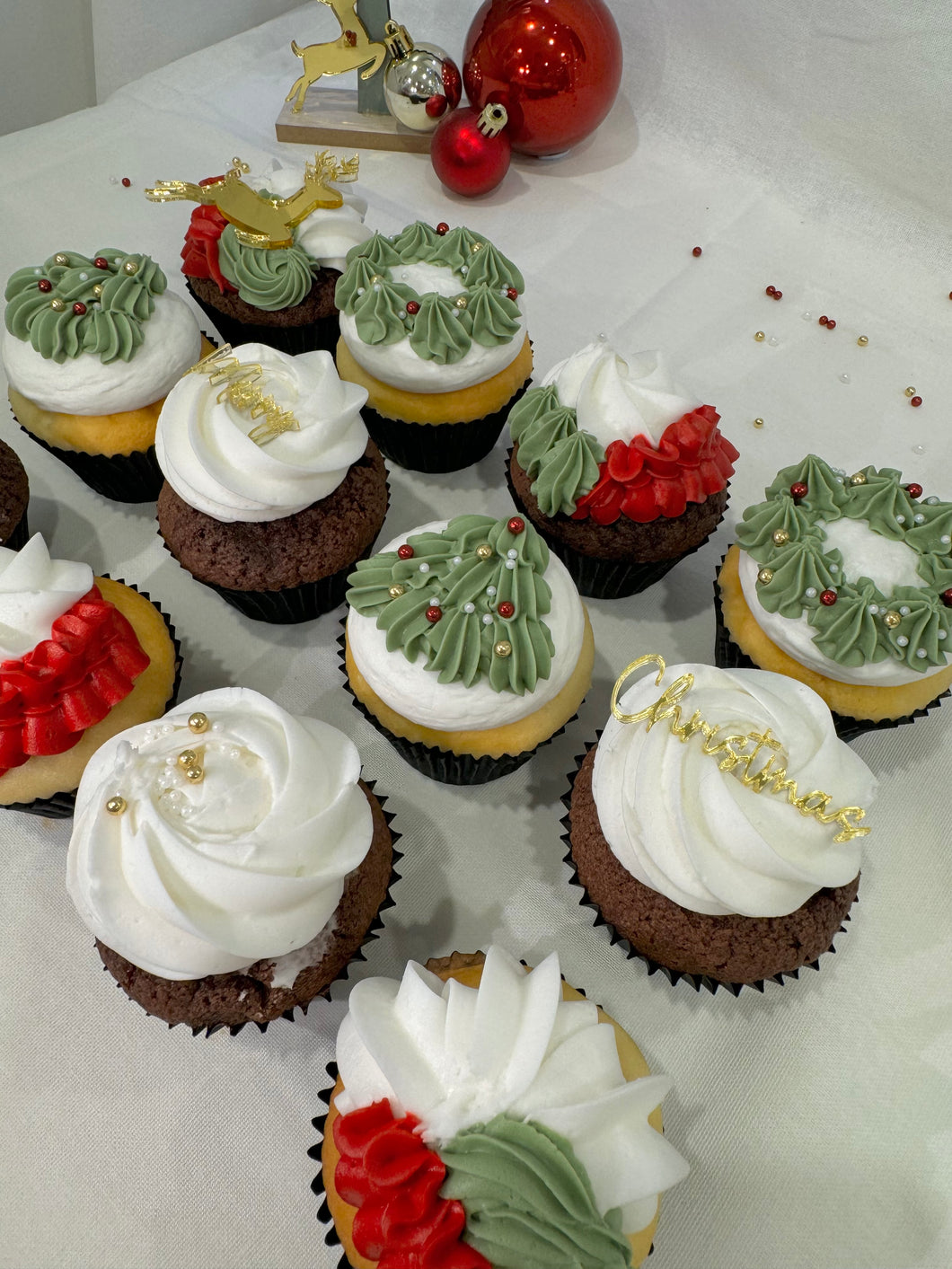 12 Pack Christmas Cupcakes